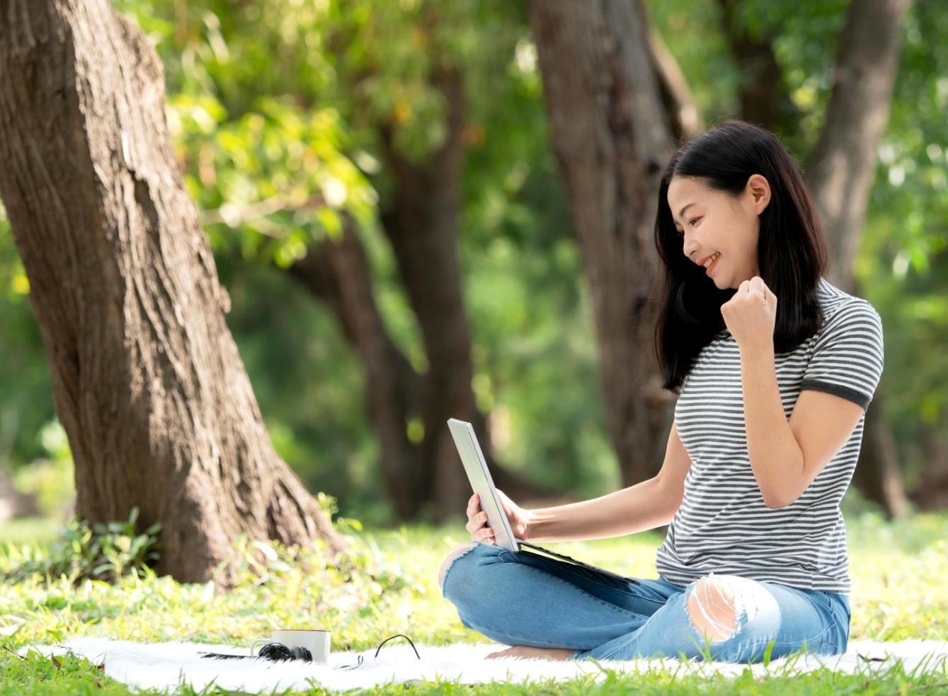Analyse de documents financiers avec graphiques et données économiques sur un bureau de travail professionnel