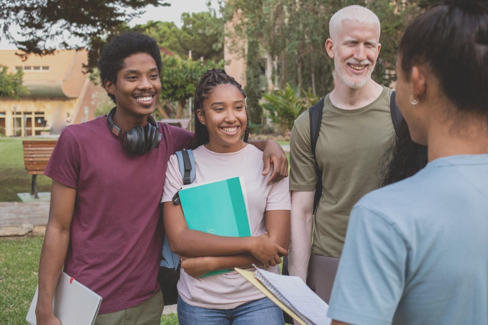Équipe pédagogique travaillant sur des cas d'analyse financière