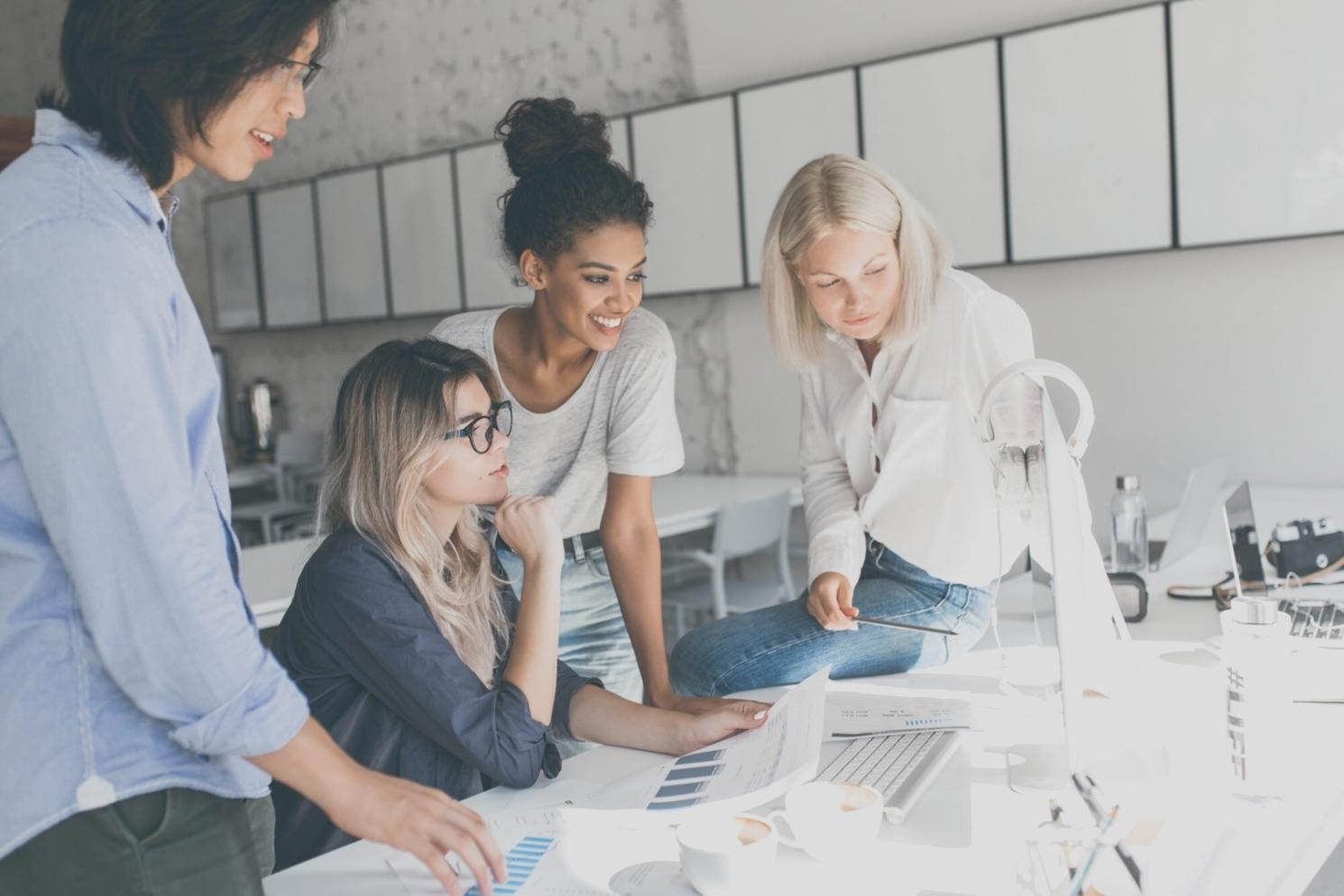 Espace de formation en analyse financière avec équipements modernes